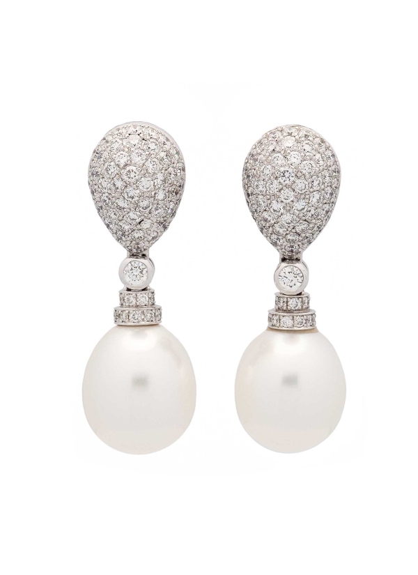 Pendientes de oro blanco de 18Kt, hechos a mano. Forma aperillada de pavé unida a una perla australiana aperillada de 11-12mm, m
