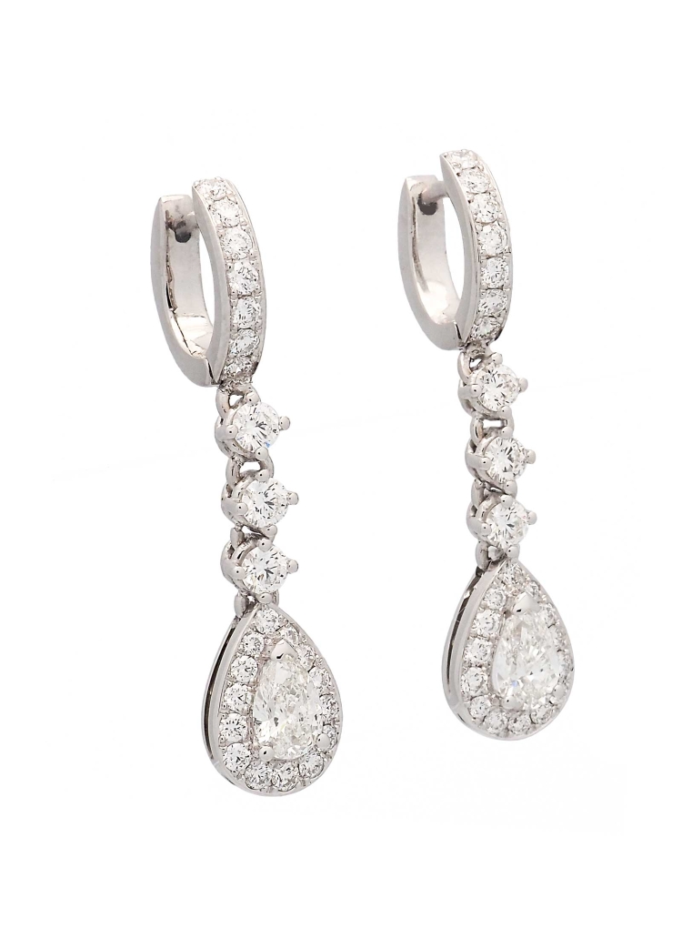 Pendientes de oro blanco de 18Kt, hechos a mano. Pequeña criolla compuesta por 7 diamantes talla brillante unidos mediante 3 bri