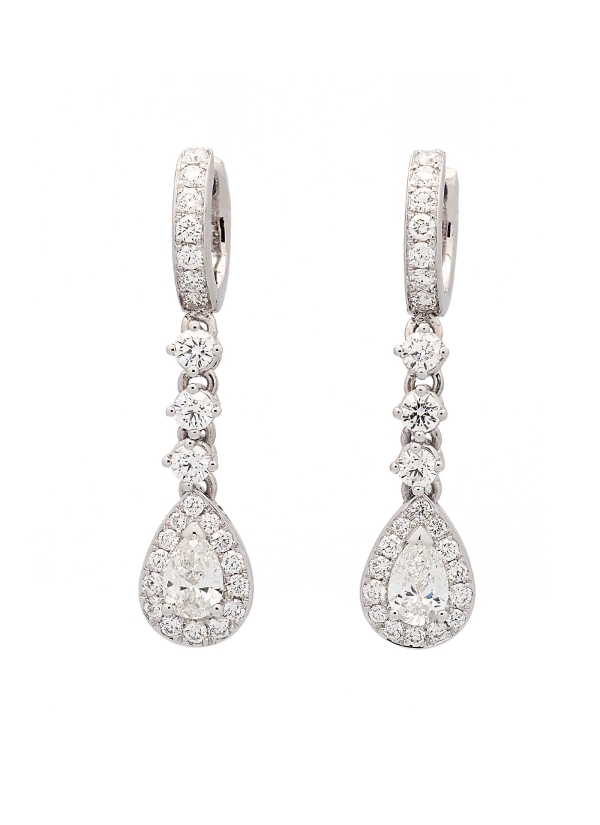 Pendientes de oro blanco de 18Kt, hechos a mano. Pequeña criolla compuesta por 7 diamantes talla brillante unidos mediante 3 bri
