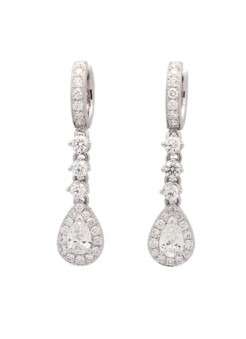 Pendientes de oro blanco de 18Kt, hechos a mano. Pequeña criolla compuesta por 7 diamantes talla brillante unidos mediante 3 bri