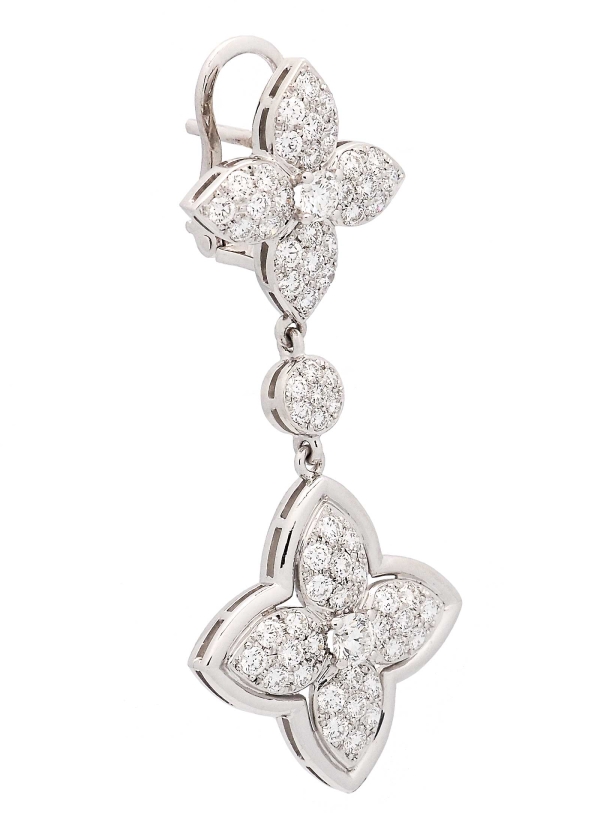 Pendientes de oro blanco de 18Kt, hechos a mano. Dos flores, de distinto tamaño, ambas compuestas por diamantes talla brillante  2