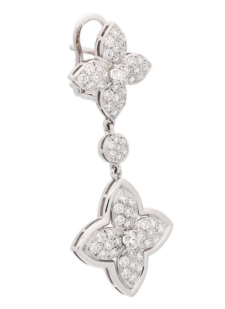 Pendientes de oro blanco de 18Kt, hechos a mano. Dos flores, de distinto tamaño, ambas compuestas por diamantes talla brillante 