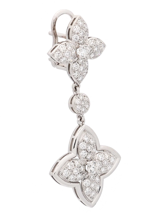 Pendientes de oro blanco de 18Kt, hechos a mano. Dos flores, de distinto tamaño, ambas compuestas por diamantes talla brillante 