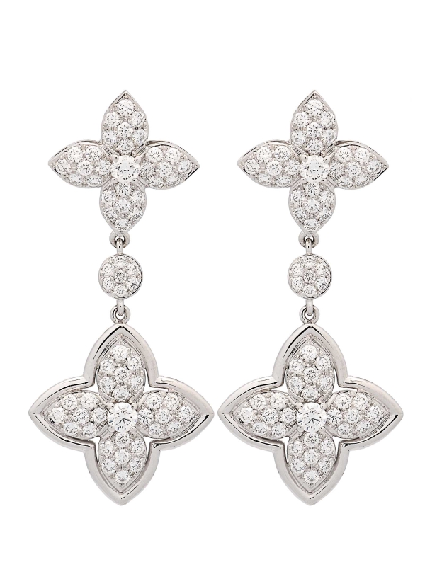 Pendientes de oro blanco de 18Kt, hechos a mano. Dos flores, de distinto tamaño, ambas compuestas por diamantes talla brillante
