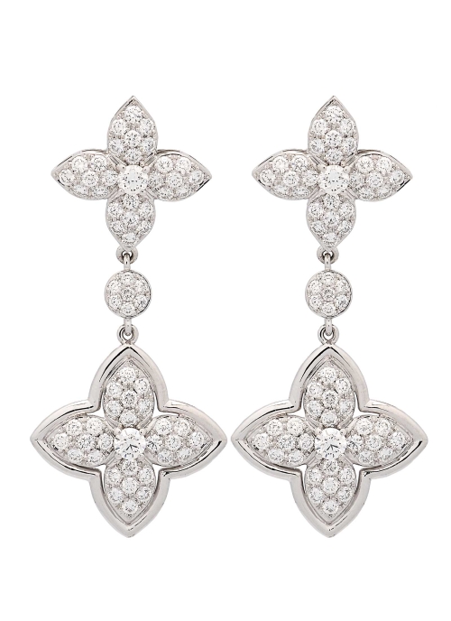 Pendientes de oro blanco de 18Kt, hechos a mano. Dos flores, de distinto tamaño, ambas compuestas por diamantes talla brillante 