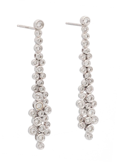 Pendientes largos de oro blanco de 18Kt, formados por chatones arracimados de diamantes talla brillante con un peso total de 0,7