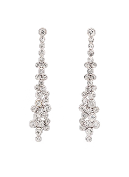 Pendientes largos de oro blanco de 18Kt, formados por chatones arracimados de diamantes talla brillante con un peso total de 0,7