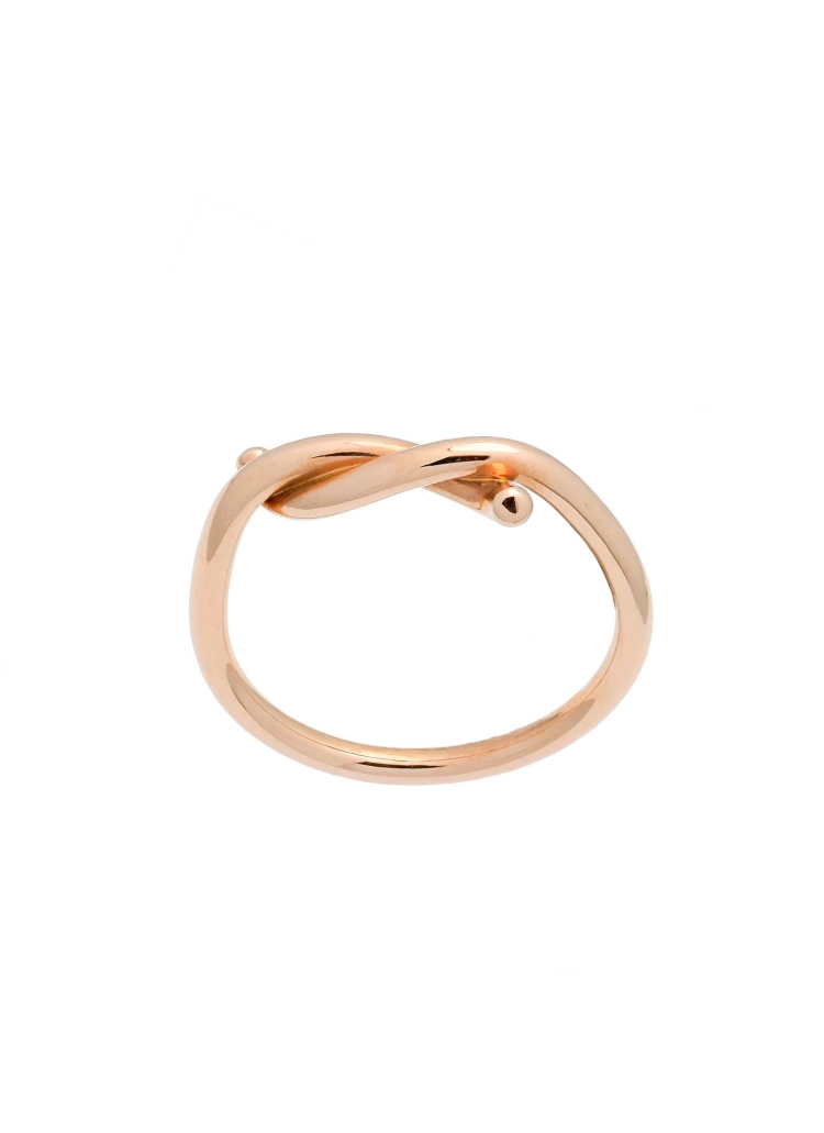 Fino anillo en el que se ata un hilo de oro rosa de 18Kt.