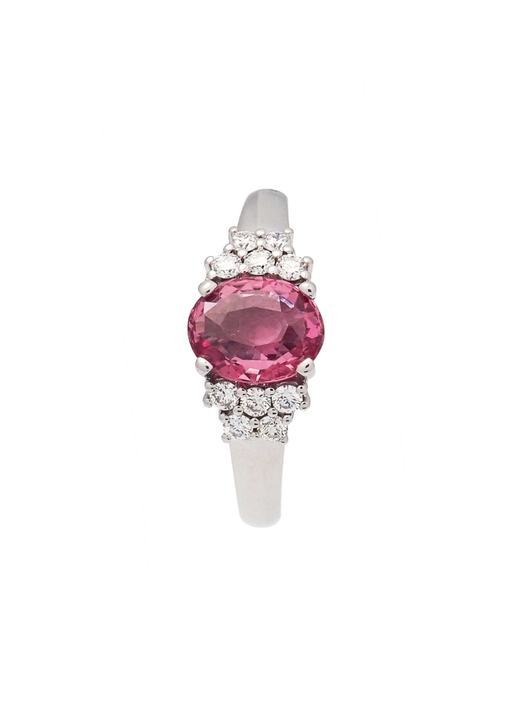 Anillo de oro blanco de 18Kt, hecho a mano. En el centro, un zafiro oval, de color rosa anaranjado padparadscha de 1,48ct de pes