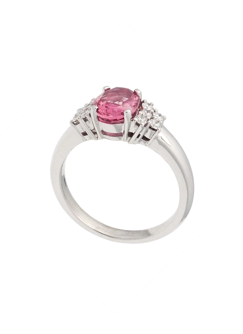 Anillo de oro blanco de 18Kt, hecho a mano. En el centro, un zafiro oval, de color rosa anaranjado padparadscha de 1,48ct de pes