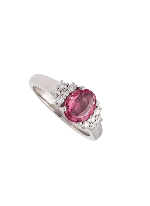 Anillo de oro blanco de 18Kt, hecho a mano. En el centro, un zafiro oval, de color rosa anaranjado padparadscha de 1,48ct de pes