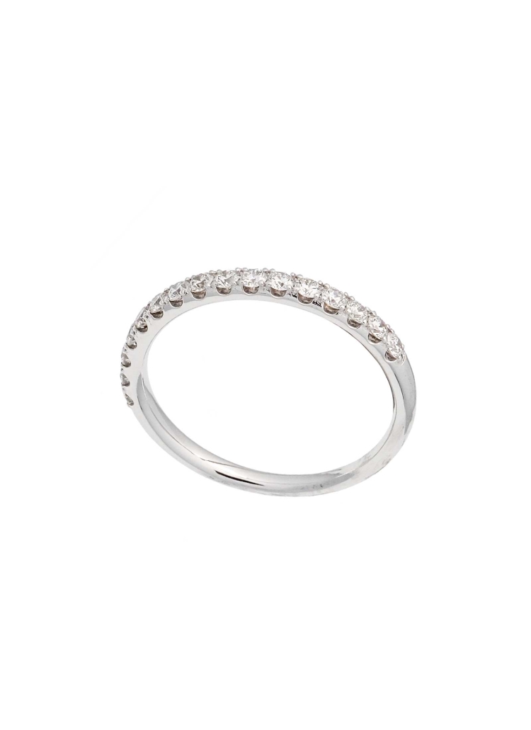 Anillo de oro blanco de 18Kt, media alianza con 16 diamantes talla brillante engastados en garras. Peso total de los brillantes 