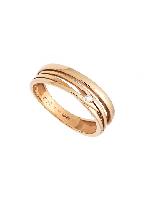 Anillo de oro rosa de 18Kt, compuesto por una banda más ancha y 3 más estrechas que se entrecruzan, teniendo en el centro un dia