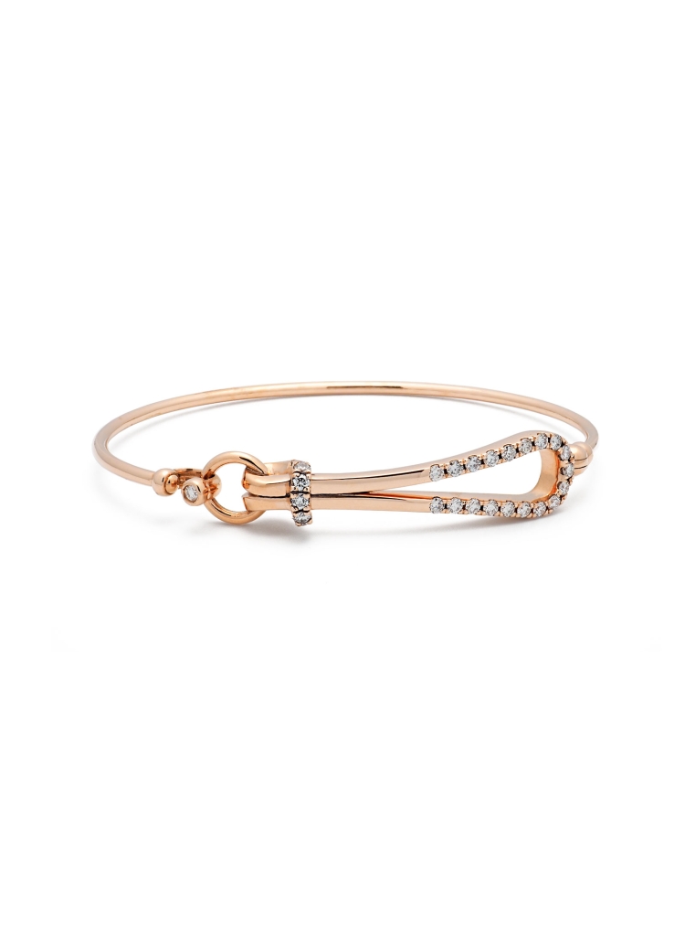 Pulsera de oro rosa de 18Kt, con una forma de gota dispuesta horizontalmente, con diamantes talla brillante. Peso total de los b