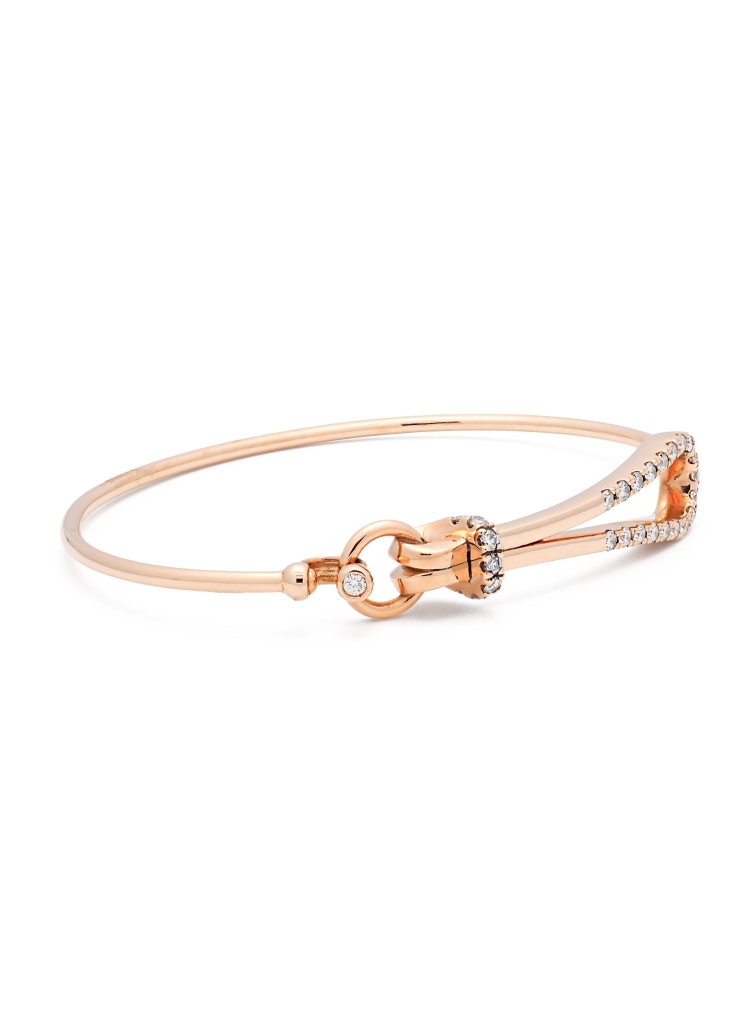 Pulsera de oro rosa de 18Kt, con una forma de gota dispuesta horizontalmente, con diamantes talla brillante. Peso total de los b