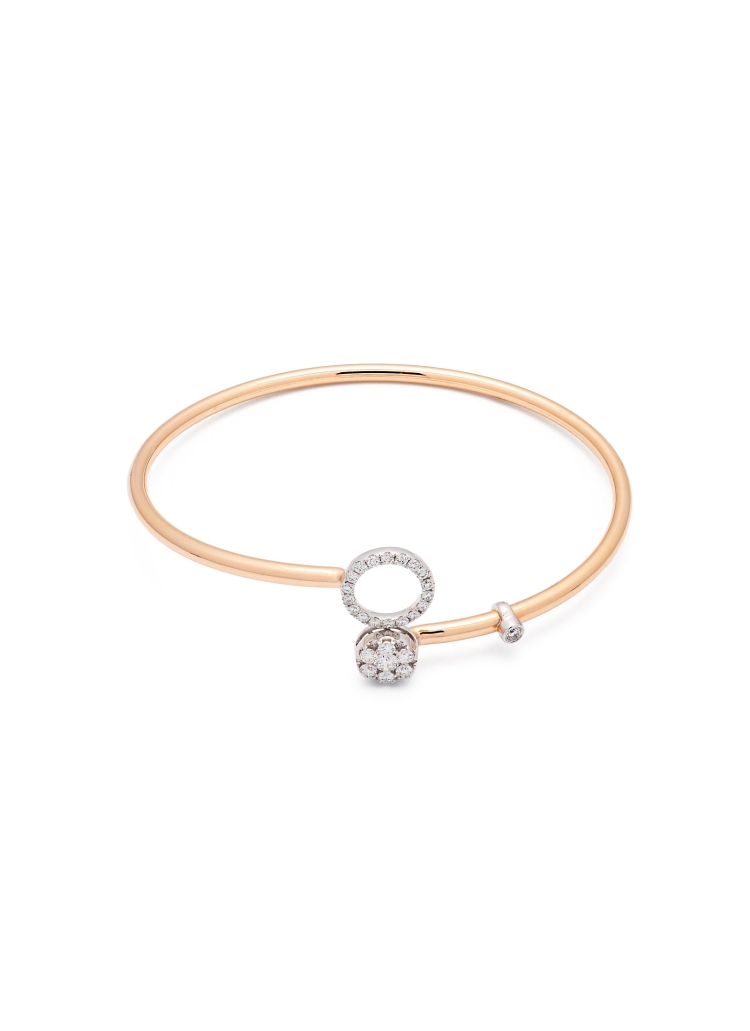 Pulsera rígida de oro rosa de 18Kt, con un motivo circular, que lleva un diamante brillante en el centro rodeado de otros 6, con