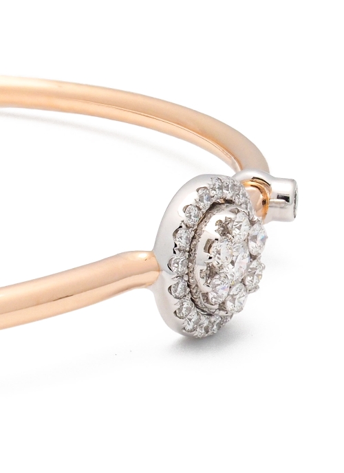 Pulsera rígida de oro rosa de 18Kt, con un motivo circular, que lleva un diamante brillante en el centro rodeado de otros 6, con