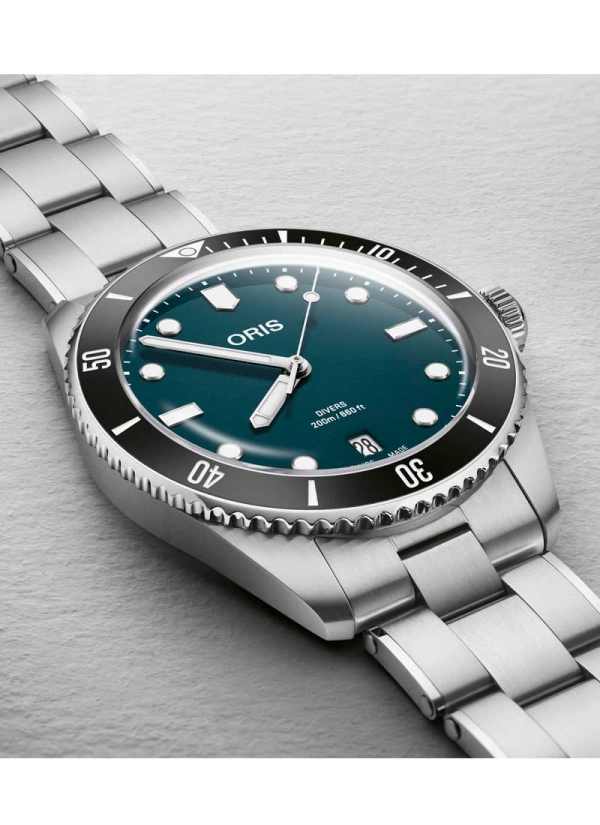 Reloj de movimiento automático con reserva de marcha de 41h en caja de acero de 39 mm, esfera en color azul, ventana de fecha y  2