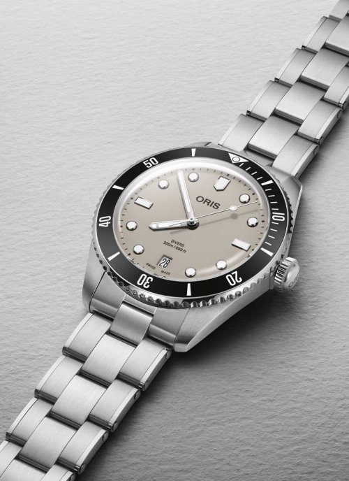 Reloj de movimiento automático con reserva de marcha de 41h en caja de acero de 39 mm, esfera en color castaño, ventana de fecha