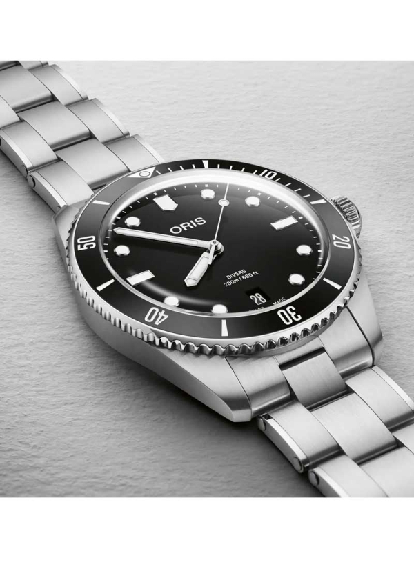 Reloj de movimiento automático con reserva de marcha de 41h en caja de acero de 39 mm, esfera en color negro, ventana de fecha y 2