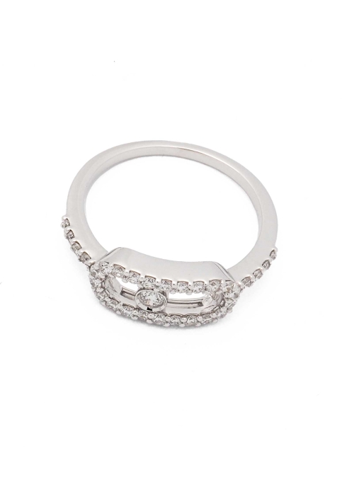 Anillo de oro blanco de 18Kt, compuesto por diamantes talla brillante en brazo y formando un contorno rectangular oval, en cuyo 