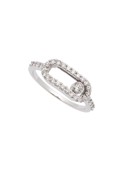 Anillo de oro blanco de 18Kt, compuesto por diamantes talla brillante en brazo y formando un contorno rectangular oval, en cuyo 