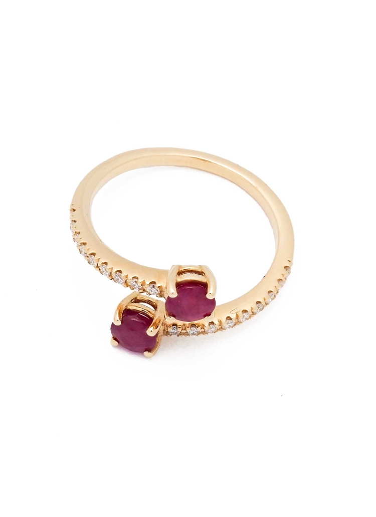 0Anillo de oro amarillo de 18Kt, tu y yo con 2 rubíes de bonito color y talla redonda de 4,20-4,30mm de diámetro con un peso de 