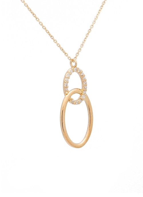 Fina cadena de oro amarillo de 18Kt de 43cm de largo, con asa extra, permitiendo una medida de 40cm, la cual tiene un colgante d