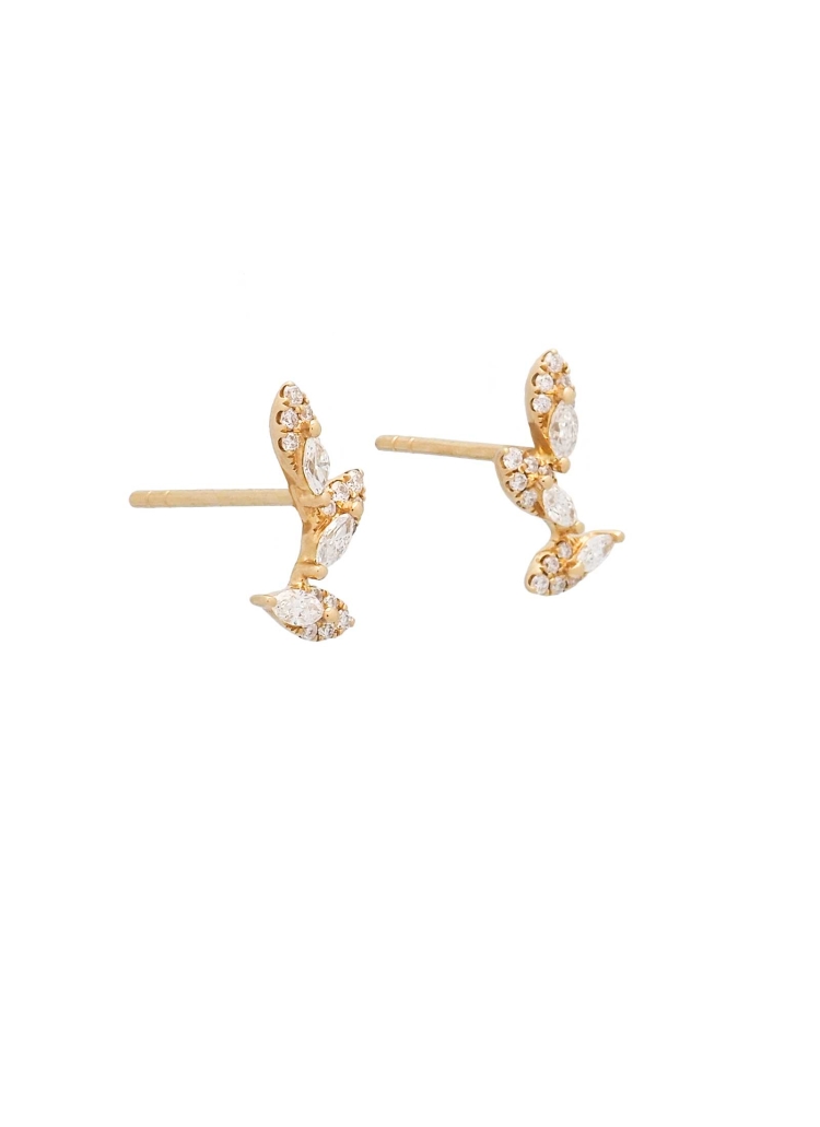 Pequeños pendientes de oro amarillo de 18Kt, trepadores, en forma de tres pequeñas hojas con varios diamantes talla brillante. P