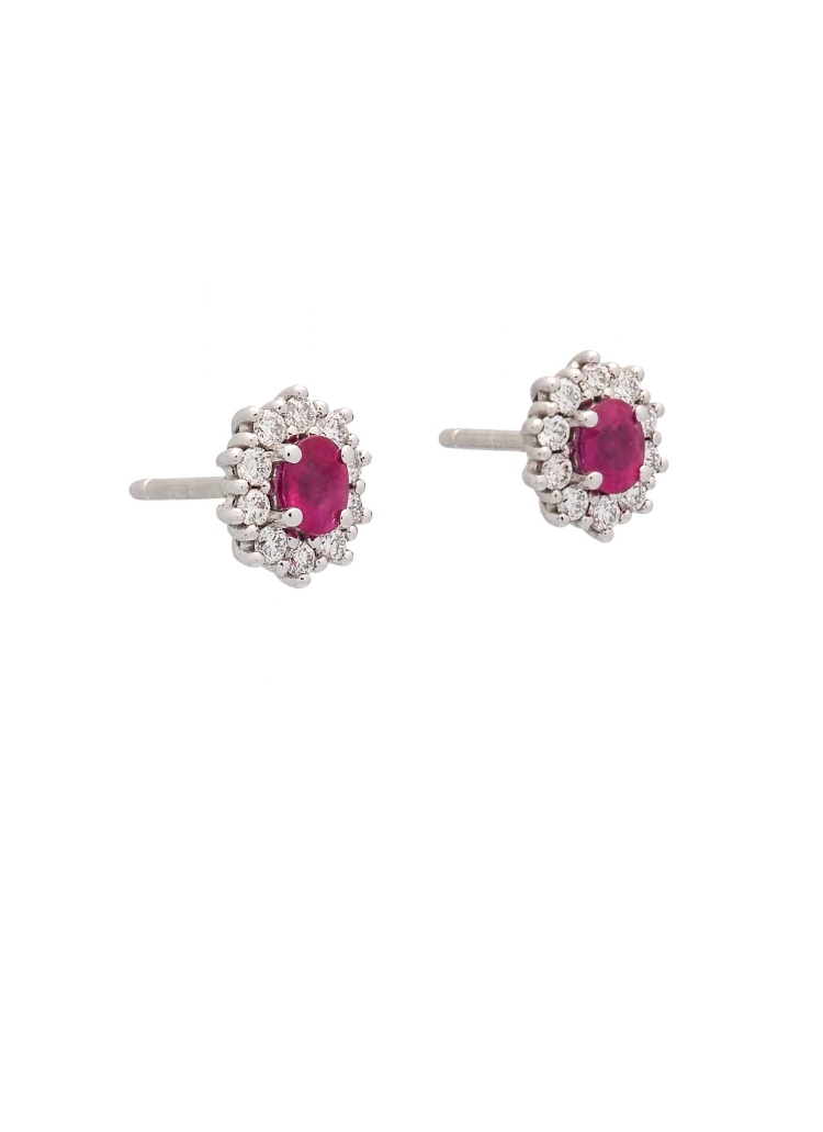 Pendientes de oro blanco de 18Kt. Pequeña orla de 8,30x6,40mm con un rubí oval de bonito color y 10 diamantes talla brillante al