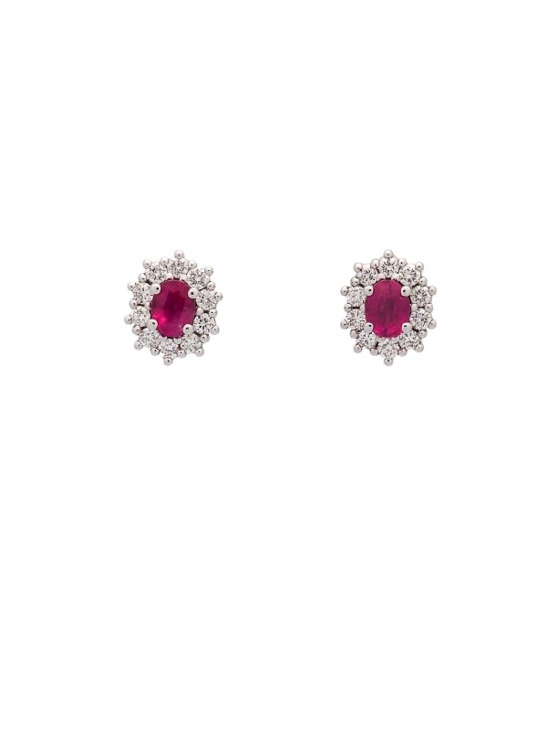 Pendientes de oro blanco de 18Kt. Pequeña orla de 8,30x6,40mm con un rubí oval de bonito color y 10 diamantes talla brillante al