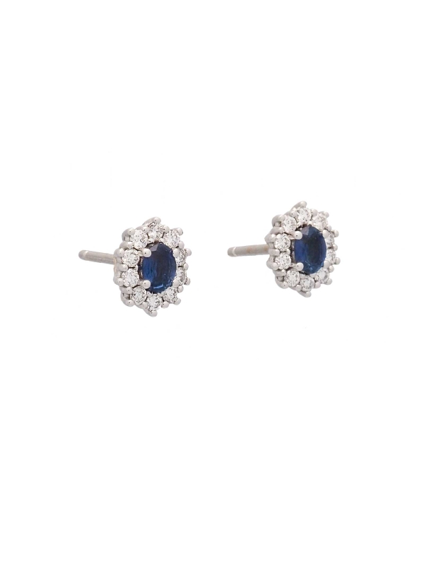 Pendientes de oro blanco de 18Kt. Pequeña orla de 8,30x6,40mm con un zafiro oval y 10 diamantes talla brillante alrededor. El pe 2