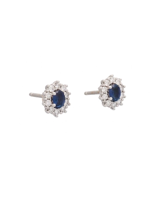Pendientes de oro blanco de 18Kt. Pequeña orla de 8,30x6,40mm con un zafiro oval y 10 diamantes talla brillante alrededor. El pe