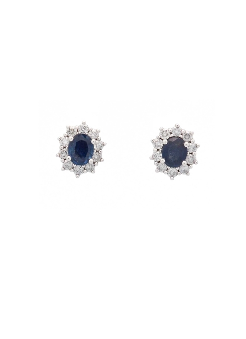 Pendientes de oro blanco de 18Kt. Pequeña orla de 9,35x7,10mm con un zafiro oval y 10 diamantes talla brillante alrededor. El pe