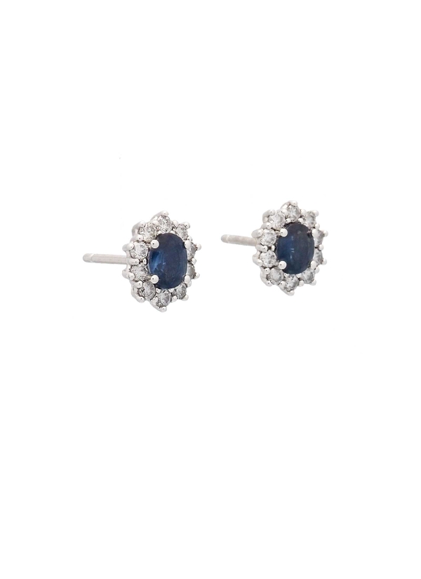 Pendientes de oro blanco de 18Kt. Pequeña orla de 9,35x7,10mm con un zafiro oval y 10 diamantes talla brillante alrededor. El pe 2