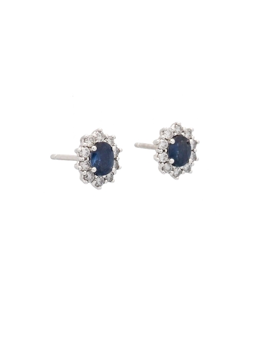 Pendientes de oro blanco de 18Kt. Pequeña orla de 9,35x7,10mm con un zafiro oval y 10 diamantes talla brillante alrededor. El pe