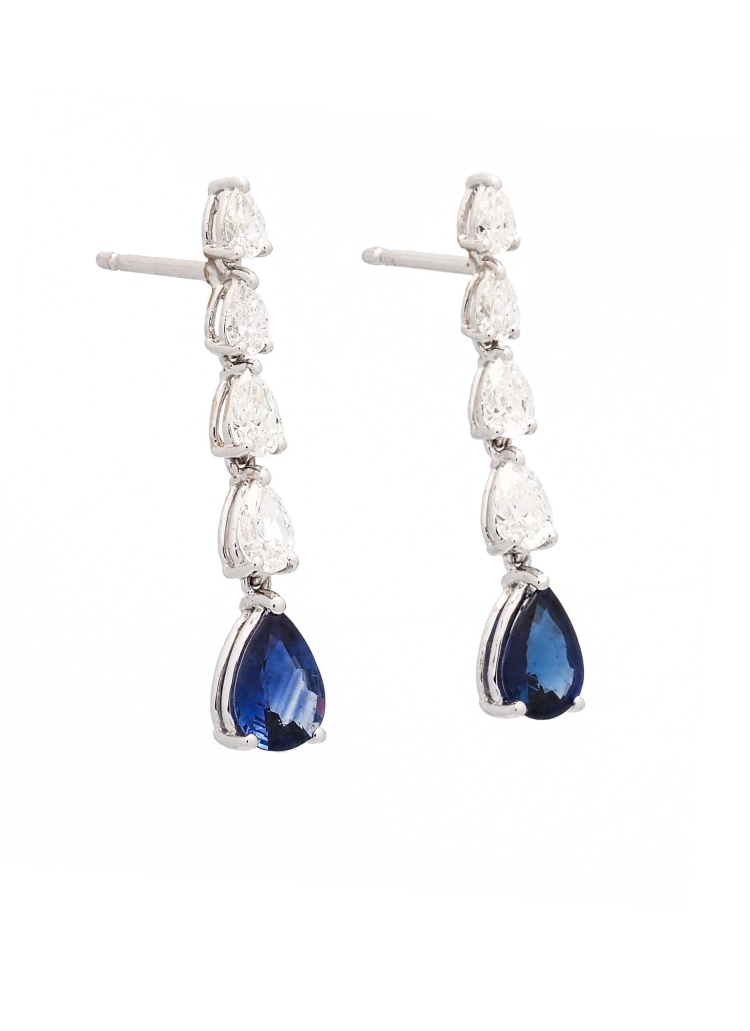Pendientes de oro blanco de 18Kt, formados por una fila de diamantes talla perilla engastados en garras, que terminan en una per Pendientes de oro blanco de 18Kt, formados por una fila de diamantes talla perilla engastados en garras, que terminan en una per