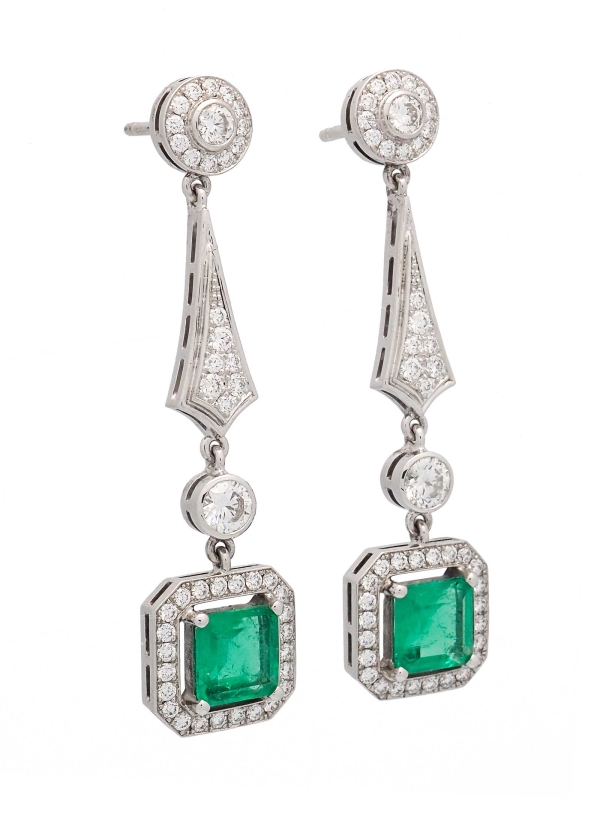 Pendientes largos de oro blanco de 18Kt, hechos a mano, con un estilo art-decó. Compuestos por diamantes talla brillante y esmer