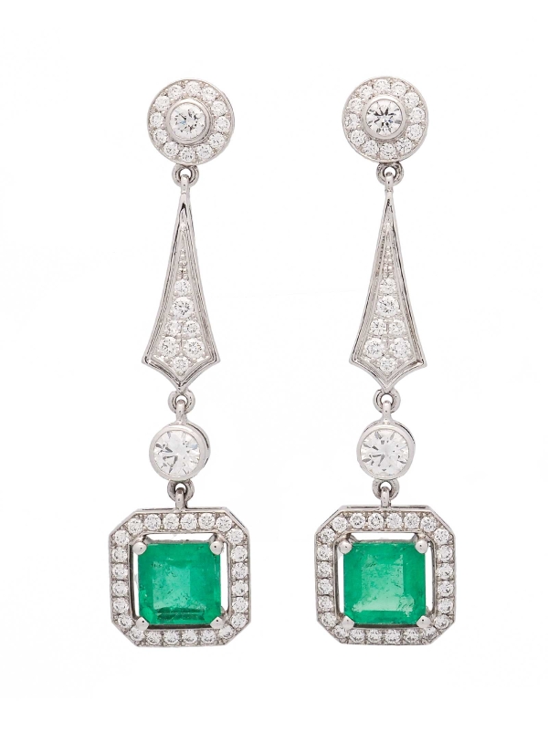 Pendientes largos de oro blanco de 18Kt, hechos a mano, con un estilo art-decó. Compuestos por diamantes talla brillante y esmer 2