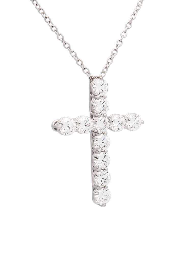 Cruz de oro blanco de 18Kt, hecha a mano. Lleva 11 diamantes talla brillante de 4,00-4,05mm de diámetro, certificados, cada uno 