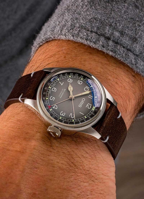 El Oris Big Crown es un reloj automático con reserva de marcha de hasta 38h, caja de acero de 38 mm, esfera gris con aguja indic