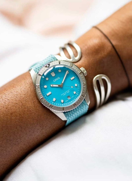 Reloj de movimiento automático con reserva de marcha de 41h en caja de acero de 38 mm, esfera en color azul, ventana de fecha y 