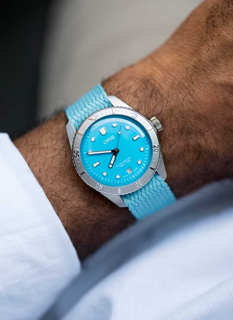 Reloj de movimiento automático con reserva de marcha de 41h en caja de acero de 38 mm, esfera en color azul, ventana de fecha y 