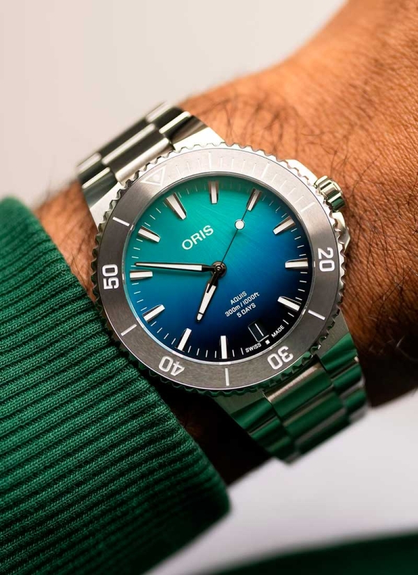 Reloj de movimiento automático con reserva de marcha de 5 dias en caja de acero de 43,50 mm, esfera en color azul degradado con  2