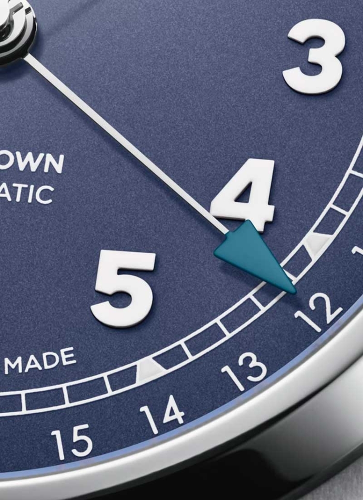 0Reloj automático en caja de acero de 40mm con reserva de marcha de hasta 41h, esfera azul lila y brazalete de acero.
