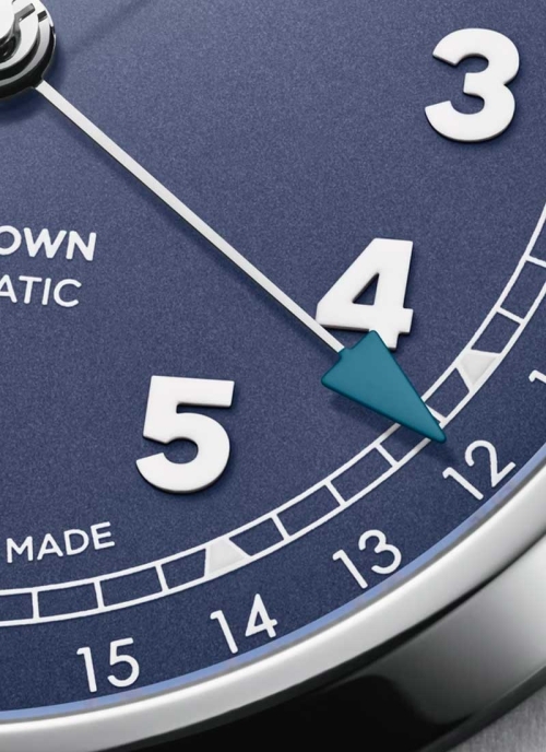 0Reloj automático en caja de acero de 40mm con reserva de marcha de hasta 41h, esfera azul lila y brazalete de acero.