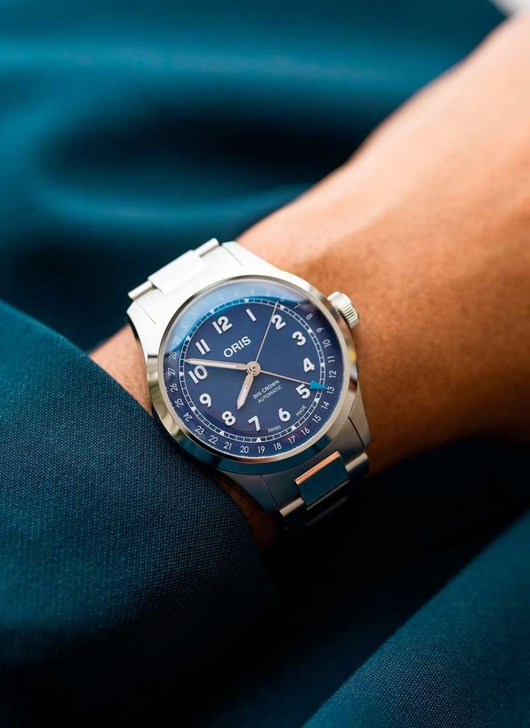 0Reloj automático en caja de acero de 40mm con reserva de marcha de hasta 41h, esfera azul lila y brazalete de acero.