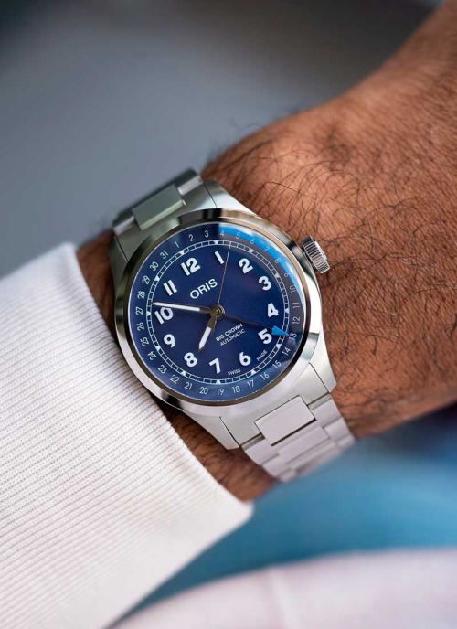 0Reloj automático en caja de acero de 40mm con reserva de marcha de hasta 41h, esfera azul lila y brazalete de acero.