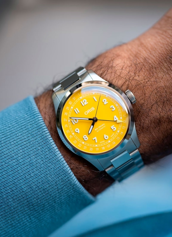 Reloj automático en caja de acero de 40mm con reserva de marcha de hasta 41h, esfera color amarillo y brazalete de acero. 2