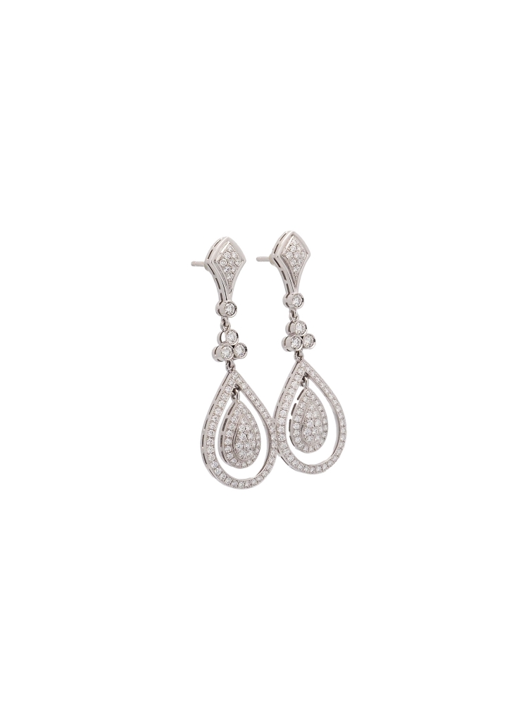 Pendientes largos de oro blanco de 18Kt, hechos a mano. Con un peso de 10 gramos de oro y 158 diamantes talla brillante, de 1,25